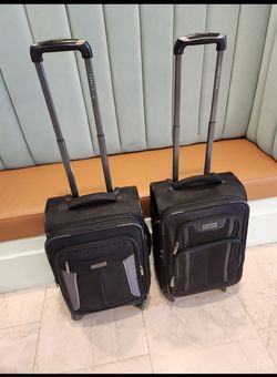 2 Carry On Suitcases Luggage Bags on Wheels. 17$ each
