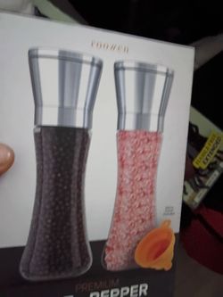 Salt and pepper grinder set