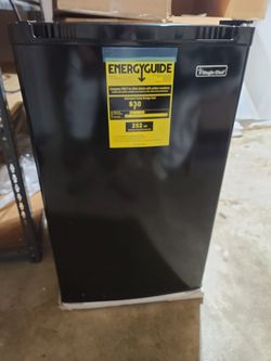 • BRAND NEW Mini-Fridge (Magic Chef, 4.4-Cu. Ft.) WITH Freezer