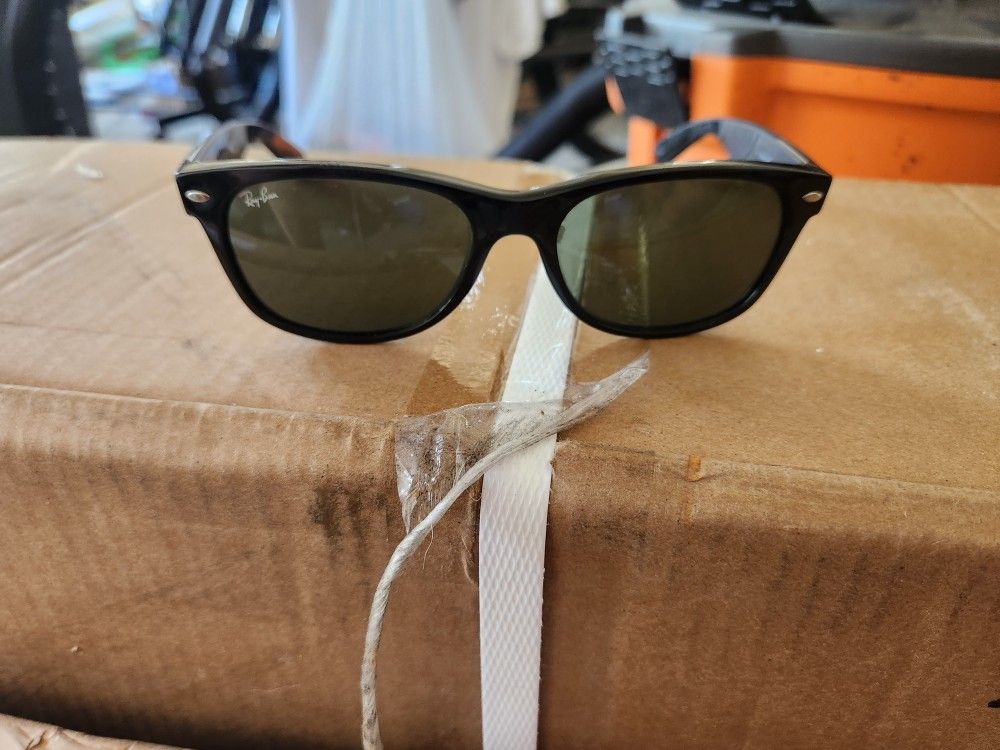 RAY BAN MODERN HORNED SPORTS WRAP SUNGLASSES 54 150 113404