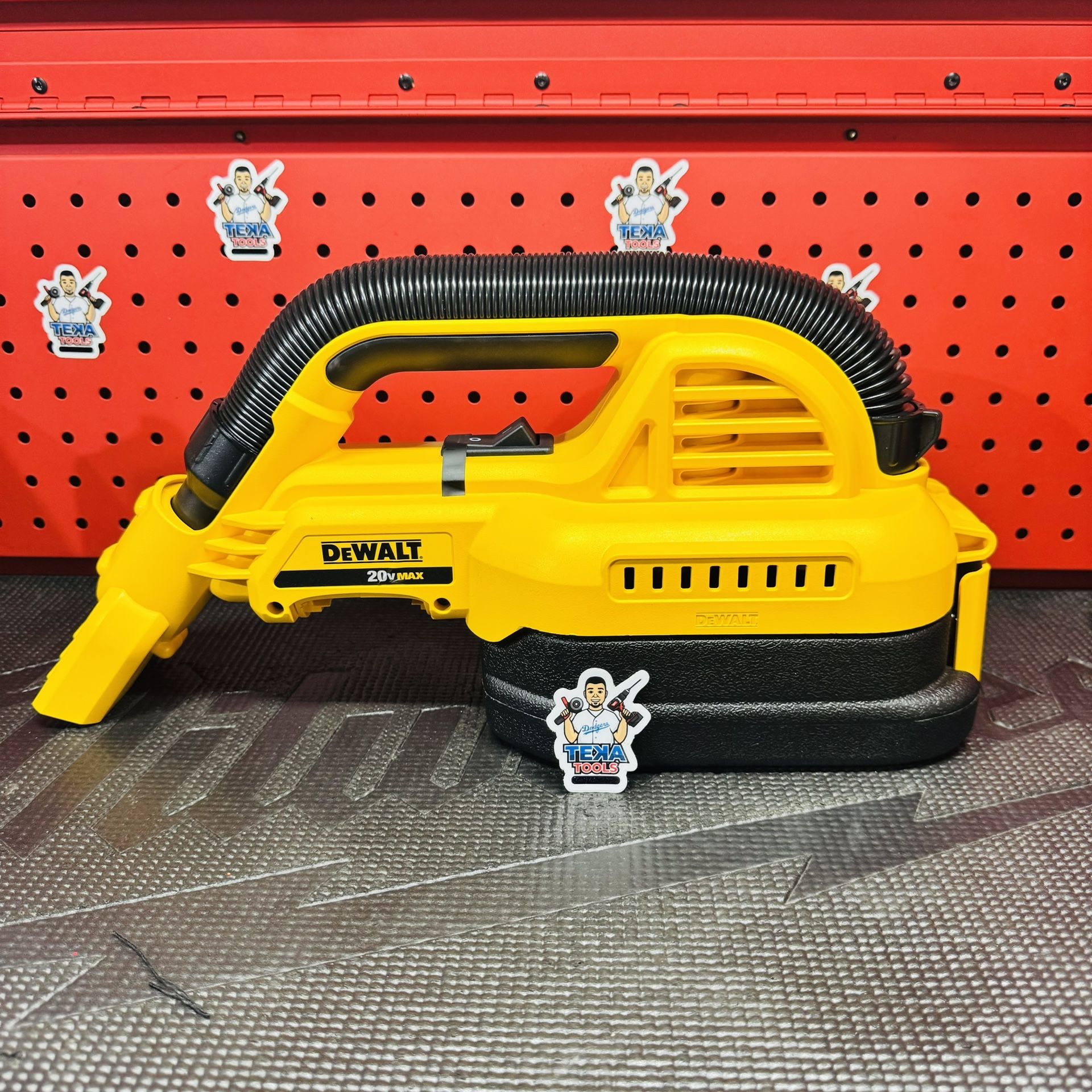 DEWALT 20V MAX Cordless 1/2 Gal. Wet/Dry Portable Vacuum (Tool Only)
