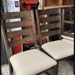 Signature Design by Ashley Rokane 7-Piece Dining Room Table Set with 6 Upholstered Chairs