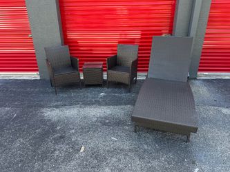 Patio furniture/ chairs small table chaise / in great condition/ delivery negotiable
