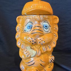 Vintage COOKIE LION WITH HAT HOLDING COOKIE BEHIND BACK COOKIE JAR