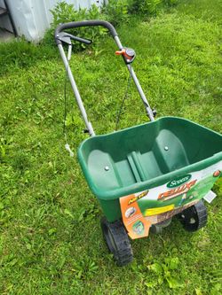 Scotts Deluxe Edge Guard Broadcast spreader green