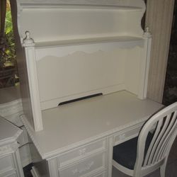 Disney Princess desk, hutch & chair in IMMACULATE CONDITION, LIKE NEW