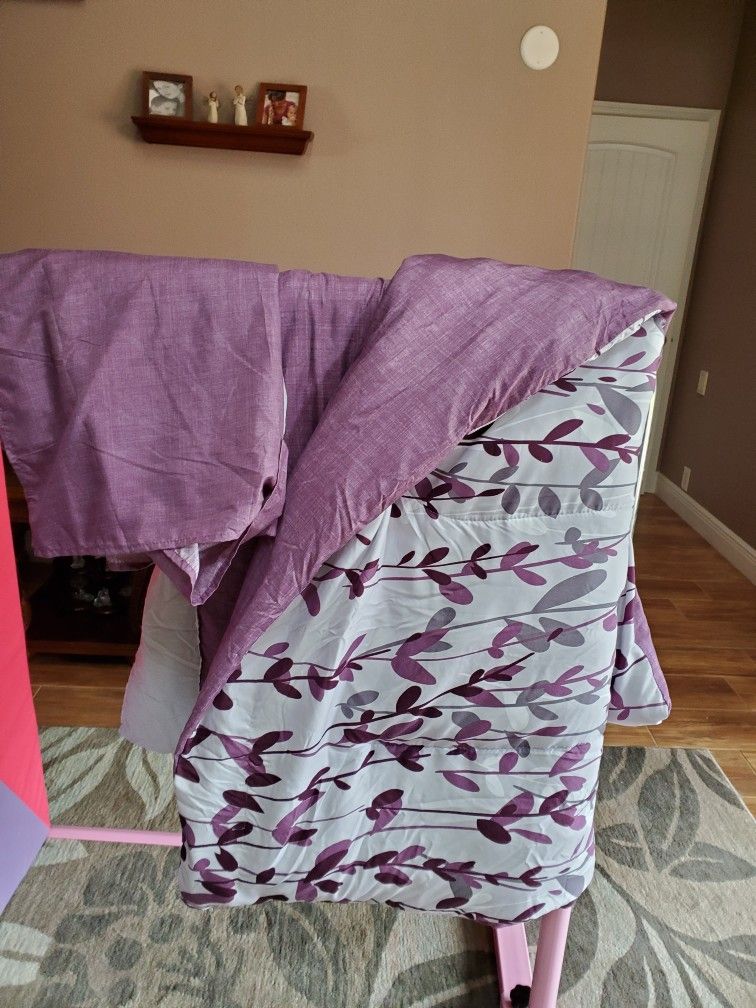 Twin Size Comforter And Bed Skirt