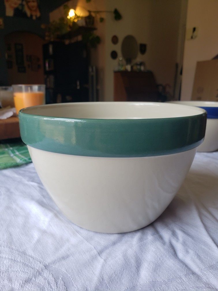 Rubbermaid Set Of 4 White Spout Nesting Mixing Bowls/Unused for Sale in  Germantown, MD - OfferUp