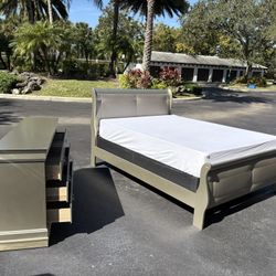 Beautiful Bedroom Set Queen Size Solid Wood Golden Color In Excellent Condition By Global Furniture