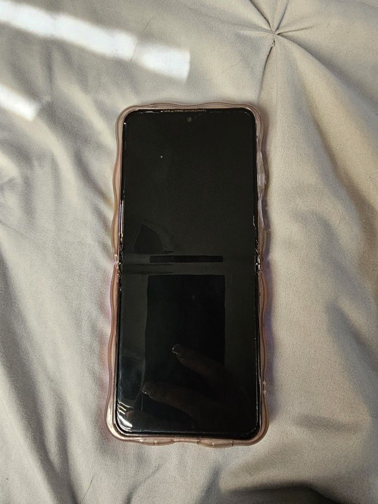 Galaxy Z Flip 5 Broken