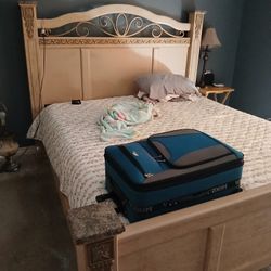 California Queen Bed Room Set 4 Pice Set 2 Lamps 