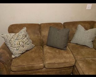 Brown Sofaee & Loveseat Set – Needs Some TLC