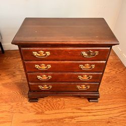 Vintage Fleetwood/Hammary Bachelor’s Chest - Mahogany Chippendale Nightstand