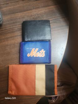 2 men's and women's wallets