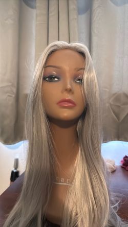 Light grey/platinum synthetic wig