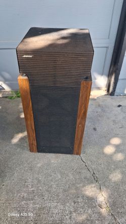 2 Bose 601 series ll standing floor speakers
