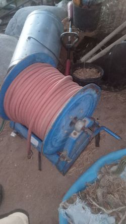 Compressor hose on a manually wind up spool