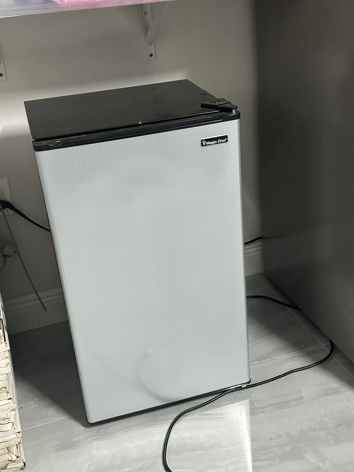 Magic Chef mini fridge/Refrigeradora pequeña nevera