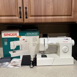 Singer Model # 2517 Electronic Speed Control 17 Functions 