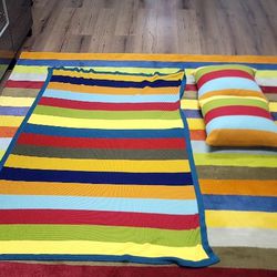 100% Wool 7x7 area rug with matching throw and two pillows
