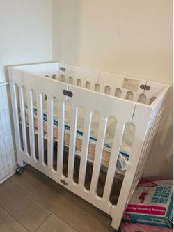 Foldable mini crib w/mattress