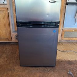 Danby Designer 2 Door Fridge/ Freezer 