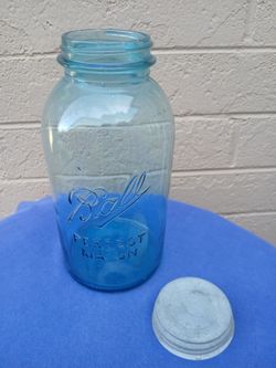 ANTIQUE BALL PERFECT MASON AQUA BLUE HALF GALLON GLASS JAR WITH ZINC LID AND MILK WHITE INSERT