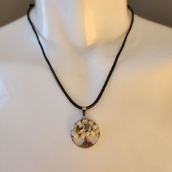 Aven – Tree of Life Green Aventurine Pendant, Adjustable Rope Necklace

Aven is a round Tree of Life pendant featuring a cutout metal design with poli