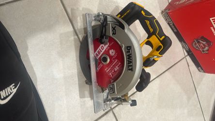 DEWALT XR Brushless Cordless Circular Saw