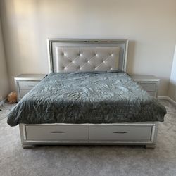 King Bed With Mattress And Nightstands