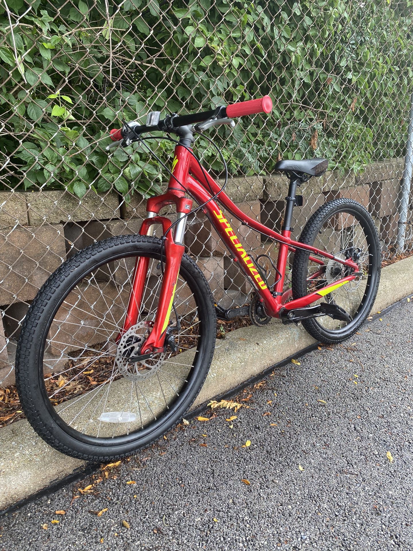SHORT PERSON : SPECIALIZED : HIGH QUALITY: MOUNTAIN BIKE