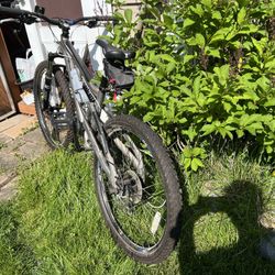 Diamond Back 21 Speed Mountain Bike With Front And Back Suspension 