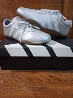 Adidas Court size 7.5W
