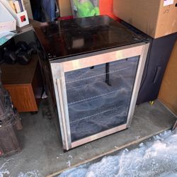 Magic Chef 5.8 cu ft Beverage Cooler