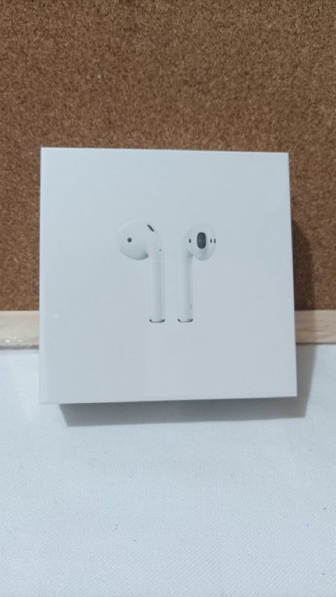 Apple AirPod 2nd generation (comes with case)