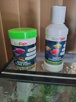 Three live fish, water conditioner, and food flakes