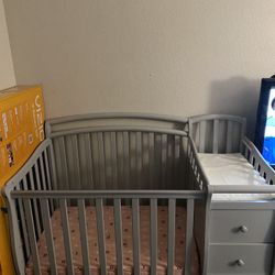 Mini Crib W Changing Table 