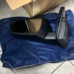 Terrain/Equinox 18-24 Mirror LH,Power,Heated,Manual Folding,Paintable,No Blind Spot Feature And Signal Light,(https://offerup.com/redirect/?o=RXhjLkRl