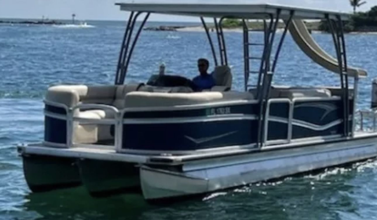 Pontoon Tri Toon With Slide 27 Foot