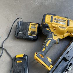 De Walt Nail Gun 15 Ga  20v