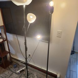 Set of 2 lamps each 20$ in excellent condition