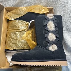 Black Koolabura UGG boots with faux fur lining #winterboots
