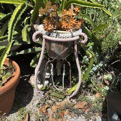 Decorative 3 foot pot holder