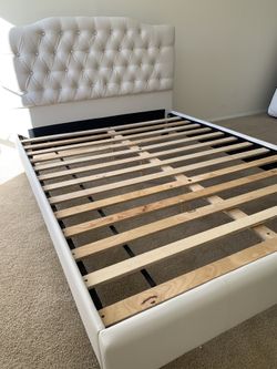 LOCATED IN LOS ANGELES CA BRAND NEW QUEEN BED FOR ONLY $300 MATTRESS INCLUDED 💥 $20 DELIVERY 💥NO SET UP💥 • We do not assemble • Brand new in box