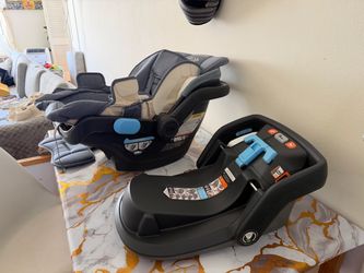 UPPAbaby MESA Infant Car Seat with Base