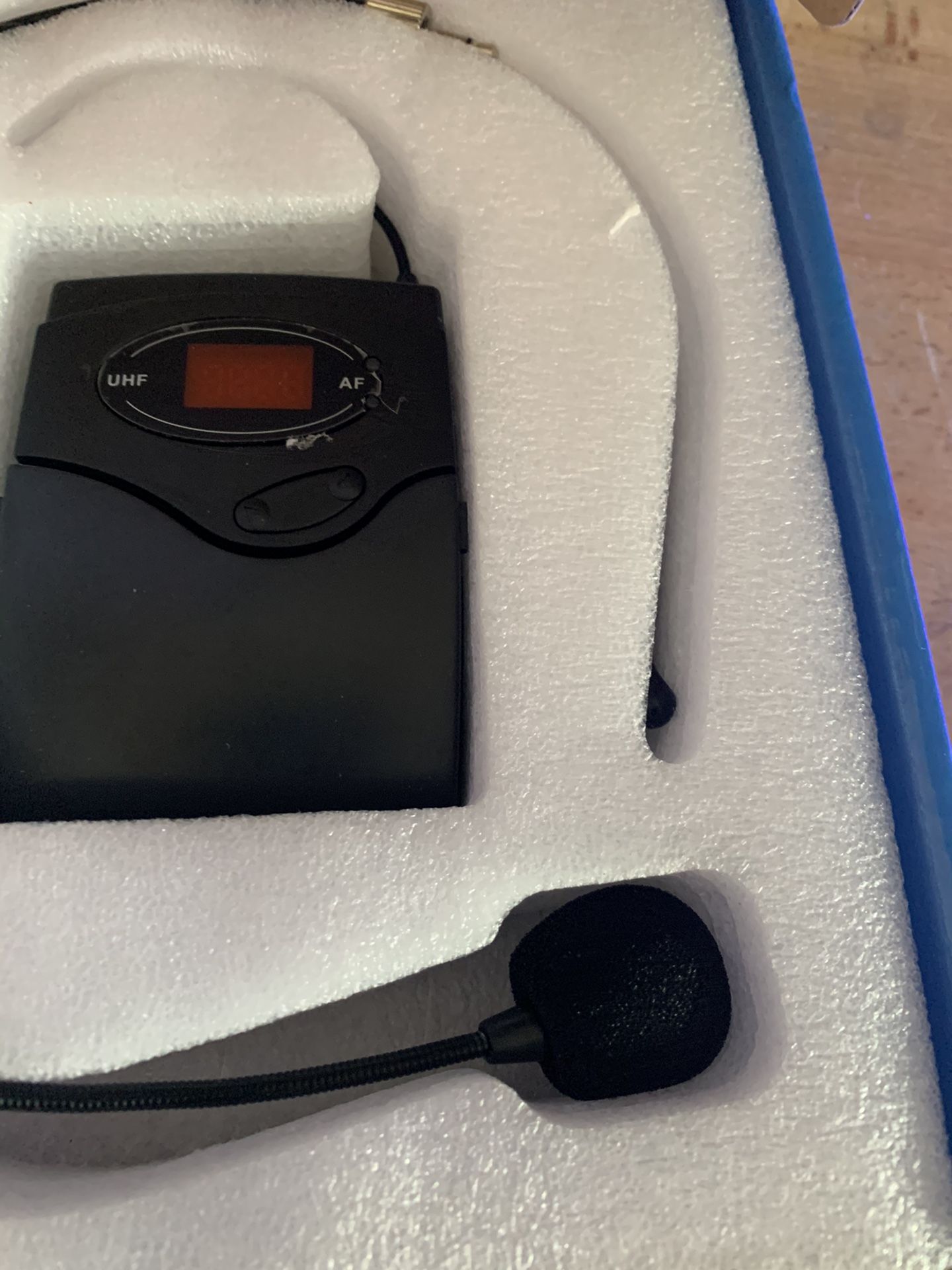 Wireless headset microphone