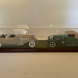 1930 DUESENBERG AND CADILLAC TOASRTER MODEL KITS IN THE PLEXIGLASS CASE