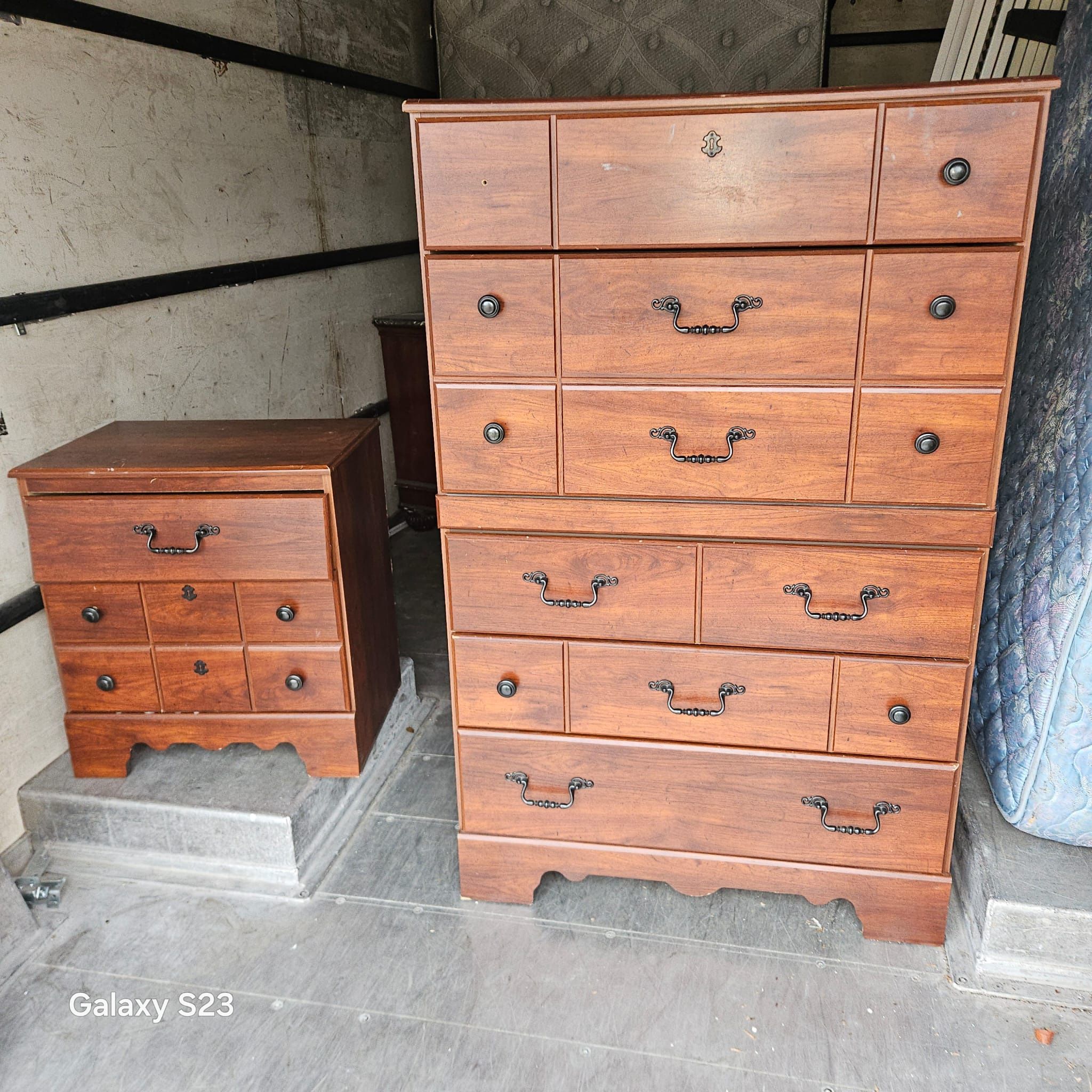 Gavetero Con Una Mesita De Noche 