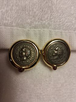 Vtg Graeco/Roman Cameo clip on earrings set