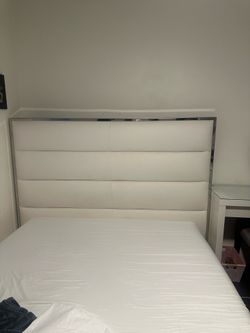 Cortina White Uph Platform Queen Bed